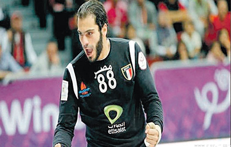 الدولي المصري لكرة اليد كريم الهنداوي يتوج بالثلاثية مع بشكتاش التركي