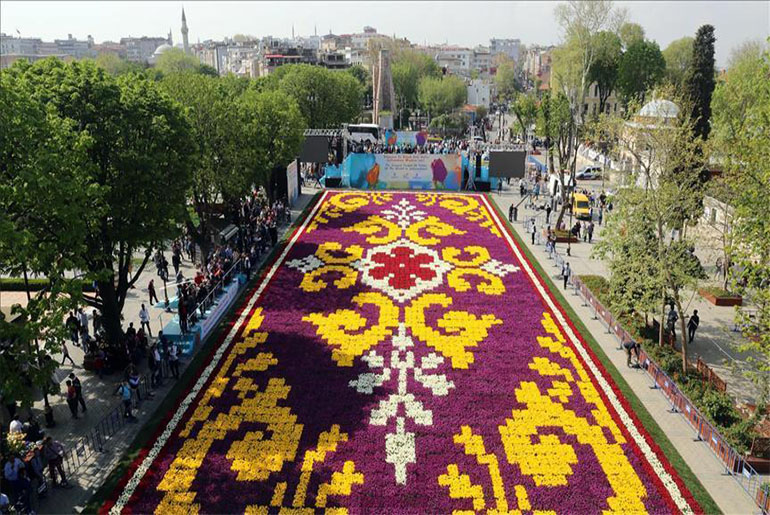 تركيا// تشكيل أكبر سجادة في العالم بمدينة إسطنبول التركية