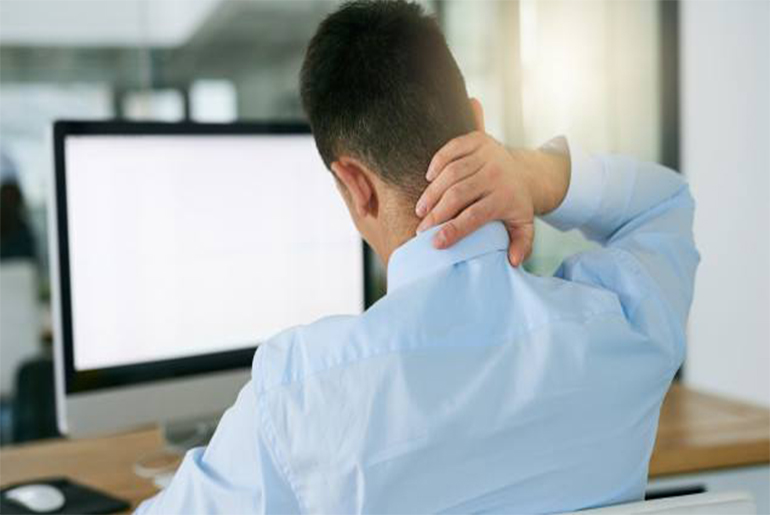 ما هي الوضعية الأفضل أمام الأجهزة الالكترونية لتجنّب الإصابات؟