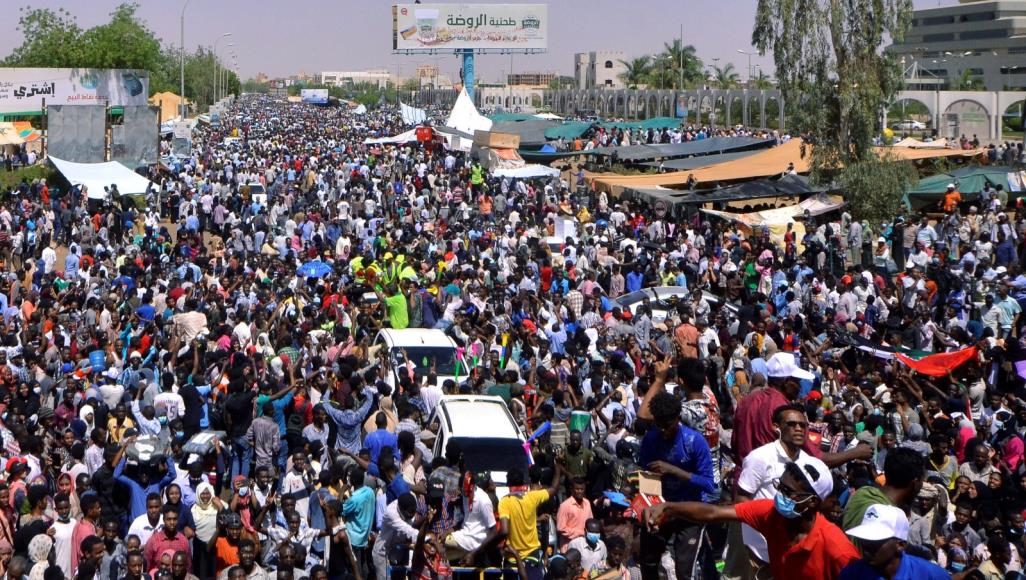 بعد أن أزاحوا البشير، هل يستبق الجيش إسقاط النظام ويفرض “هيبة” الدولة