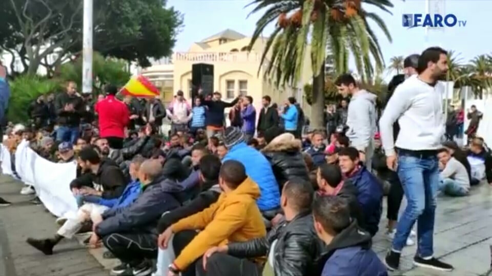 احتجاج أكثرمن 800 تونسي في مليلة بعد احتجازهم ومنعهم من التّنقّل
