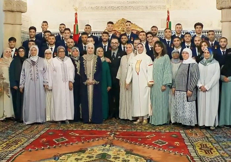 رفقة أمهاتهم.. الملك محمد السادس يكرّم لاعبي منتخب المغرب بعد عدوتهم من قطر