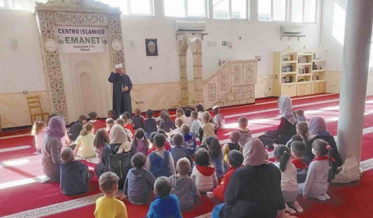 صورة لتلاميذ يقلّدون الإمام في زيارة لمسجد بإيطاليا :إتهامات وجدل والسلطات تفتح تحقيقا