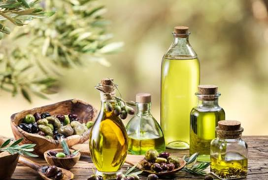 الذهب الأخضر في مهب التغيرات المناخية: هل تفلت أسعار زيت الزيتون من قبضـة المواطن التونسي؟