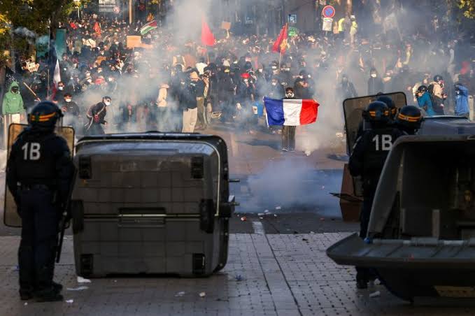 باريس تحت وقع الاحتجاجات: تأثير ذلك على المغرب العربي؟